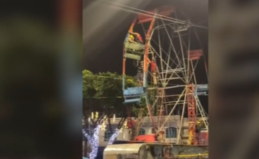 Vídeo: Duas crianças ficam presas em brinquedo de parque de diversão