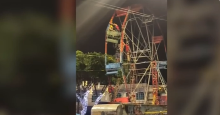 Vídeo: Duas crianças ficam presas em brinquedo de parque de diversão