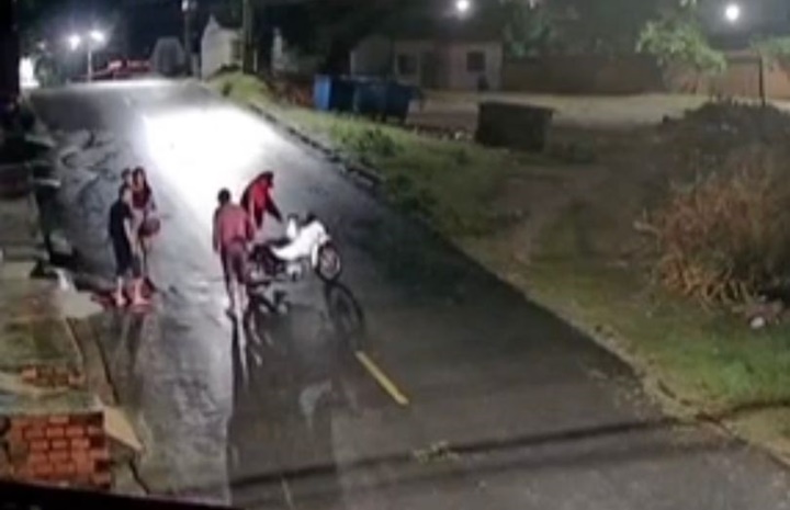Bandidos derrubam casal com criança de colo de motocicleta durante assalto no Piauí