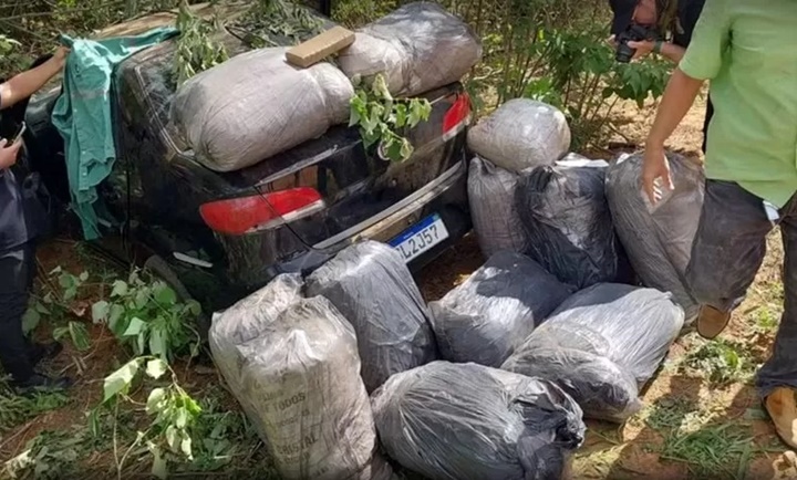 Homem abandona carro com vários sacos de maconha após acidente no Piauí 