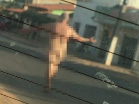 Homem é flagrado totalmente pelado em rodovia no litoral do Piauí