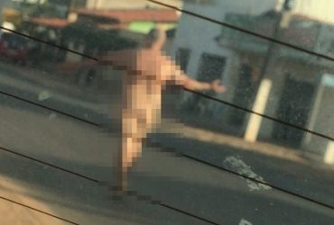 Homem é flagrado totalmente pelado em rodovia no litoral do Piauí