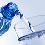 Lei obriga que restaurantes, shoppings e hotéis forneçam água potável gratuita para clientes no Piauí