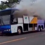 Ônibus de turismo pega fogo quando se prepara para viagem no Piauí