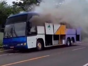 Ônibus de turismo pega fogo quando se prepara para viagem no Piauí