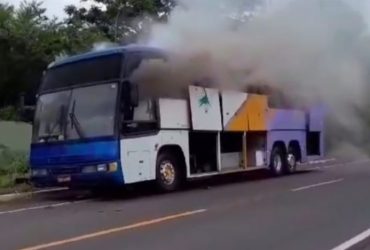 Ônibus de turismo pega fogo quando se prepara para viagem no Piauí