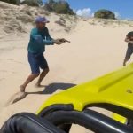 Vídeo: Indivíduos tentam assaltar turistas durante passeio em dunas no Ceará