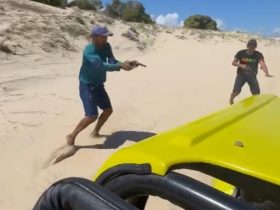 Vídeo: Indivíduos tentam assaltar turistas durante passeio em dunas no Ceará