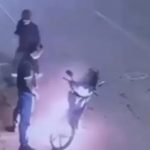 Vídeo: dupla é flagrada tentando apagar fogo de motocicleta com próprio xixi na Bahia