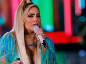 Cantora brinca sobre marginal e tem colar de diamantes avaliado em R$ 100 mil furtado