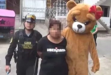 Policial vestido de urso de pelúcia prende mãe e filha suspeitas de tráfico de drogas