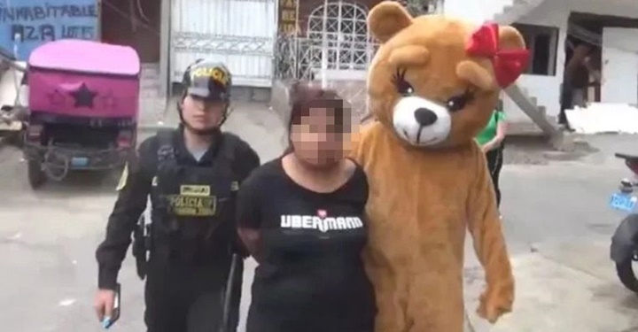 Policial vestido de urso de pelúcia prende mãe e filha suspeitas de tráfico de drogas