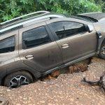 Carro é "engolido" após cratera se abrir em rua do Piauí