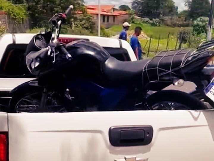 Polícia apreende moto de jovem após ele "dar grau" perto de delegacia e escola infantil no litoral do Piauí 