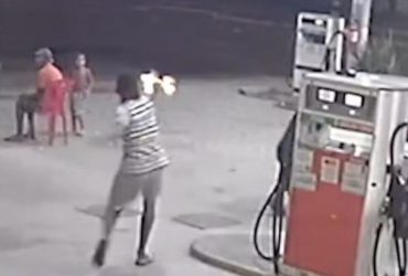 Vídeo: Criminosos atiram na direção de crianças durante assalto a posto de gasolina no Piauí