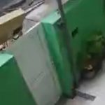 Vídeo: Entregador arremessa TV por cima do portão e objeto quebra