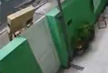 Vídeo: Entregador arremessa TV por cima do portão e objeto quebra