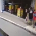 Vídeo: Homem evita furto em loja após dá uma voadora em bandido