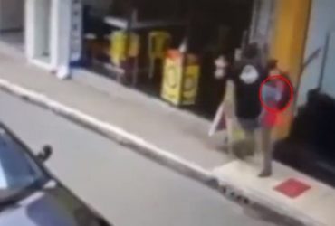 Vídeo: Homem evita furto em loja após dá uma voadora em bandido