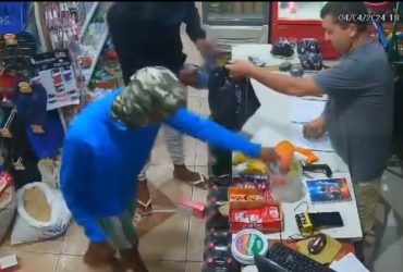 Bandidos invadem comércio e obrigam funcionário a colocar itens roubados em sacola no Piauí