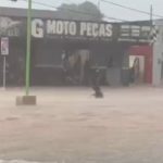 Vídeo: Homem brinca com boia durante chuvas torrenciais em Esperantina
