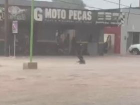 Vídeo: Homem brinca com boia durante chuvas torrenciais em Esperantina
