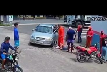 Vídeo: Mulher com criança de colo é atropelada por motorista desatento