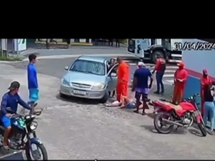 Vídeo: Mulher com criança de colo é atropelada por motorista desatento 