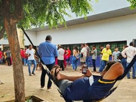 Eleitor arma rede em frente ao fórum eleitoral no Piauí para esperar pelo atendimento