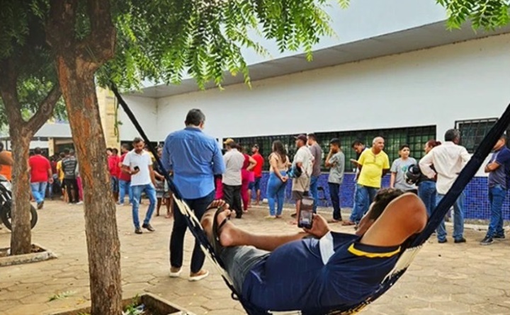 Eleitor arma rede em frente ao fórum eleitoral no Piauí para esperar pelo atendimento