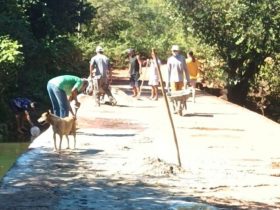 Moradores usam recursos próprios e fazem reparos em estrada no Piauí