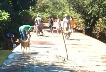 Moradores usam recursos próprios e fazem reparos em estrada no Piauí