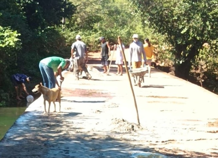 Moradores usam recursos próprios e fazem reparos em estrada no Piauí