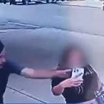 Vídeo: Mulher é assaltada enquanto tirava selfie no meio da rua