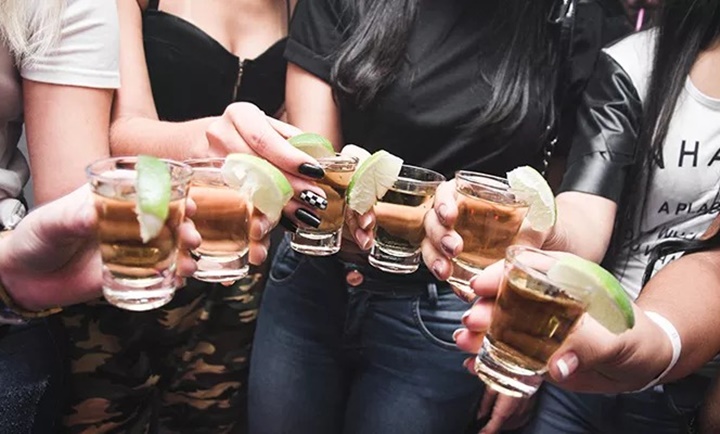 Mulheres estão cada vez mais consumindo bebidas alcoólicas, aponta pesquisa