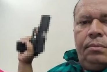 Polêmica! Vice-prefeito posta vídeo escutando calcinha preta e dando tiros dentro de casa