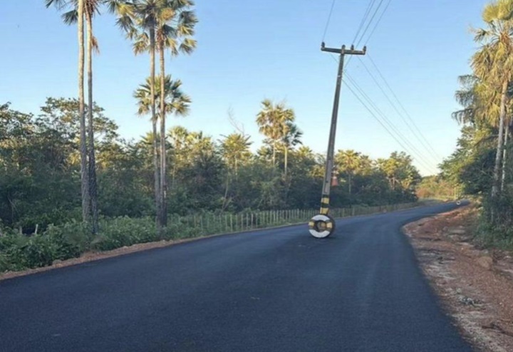 Poste no meio de estrada intriga moradores de cidade piauiense