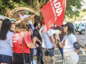 Professores da UFPI protestam durante visita de Lula ao Piauí