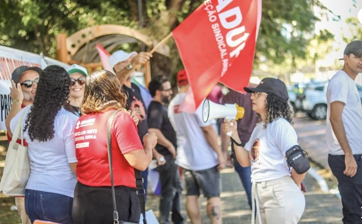 Professores da UFPI protestam durante visita de Lula ao Piauí