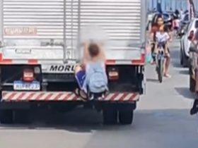 Vídeo: Criança é flagrada pendurada na traseira de caminhão