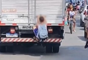 Vídeo: Criança é flagrada pendurada na traseira de caminhão