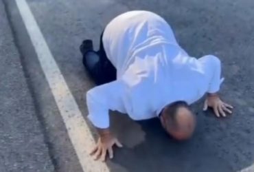 Ex-vereador chama atenção na internet após beijar asfalto durante entrega de obra