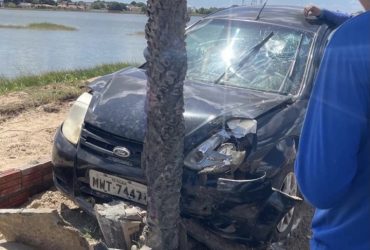 Homem perde controle de veículo e colide carro contra carnaúba em Campo Maior