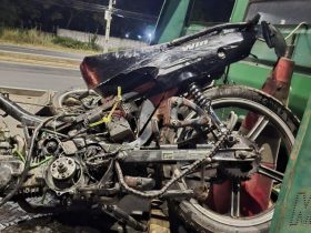 Moto fica totalmente destruída após acidente na BR-343