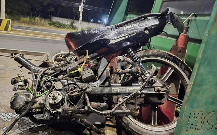 Moto fica totalmente destruída após acidente na BR-343