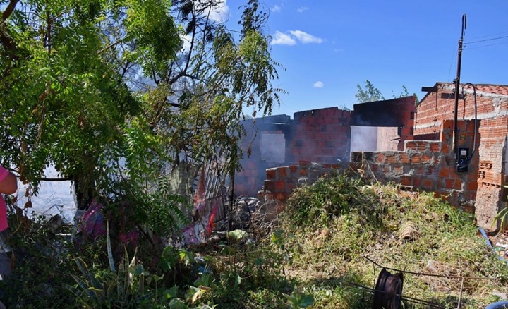 Mulher deficiente morre carbonizada após casa pegar fogo no interior do Piauí