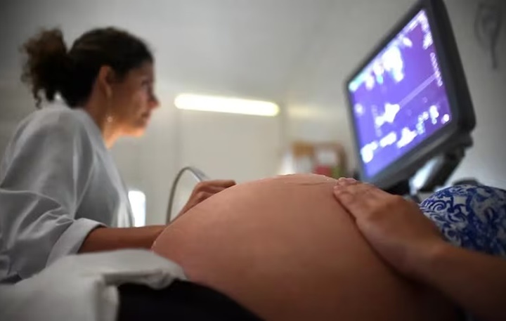 Nos últimos cinco meses nasceram 31 bebês por dia de mães entre 8 e 14 anos no Brasil