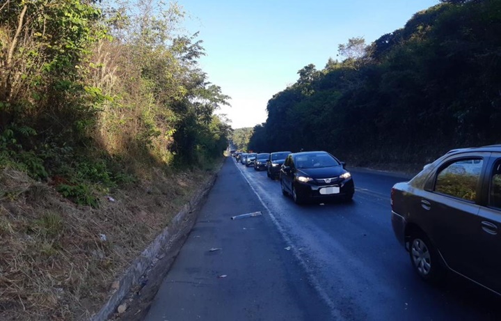 Ônibus colide contra traseira de carro e deixa duas pessoas feridas na BR-343