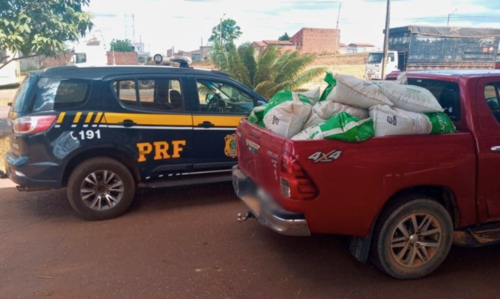 PRF prende jovem após saquear meia tonelada de ração de caminhão tombado no Maranhão