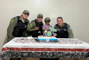 Policiais fazem surpresa em aniversário de criança fã da PM em Teresina